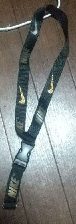 Nike ロゴ入りストラップ ブラック/ゴールドスワロフスキーカスタム Nike ロゴ入りストラップ ブラック/ゴールドスワロフスキーカスタム