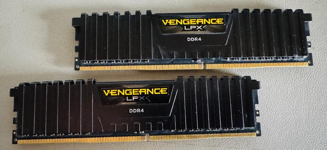 メモリCorsair　CMK16GX4M2A2666C16 DDR4 8GB×2 Corsair CMK16GX4M2A2666C16 [DDR4 PC4-21300 8GB 2枚組] 価格比較