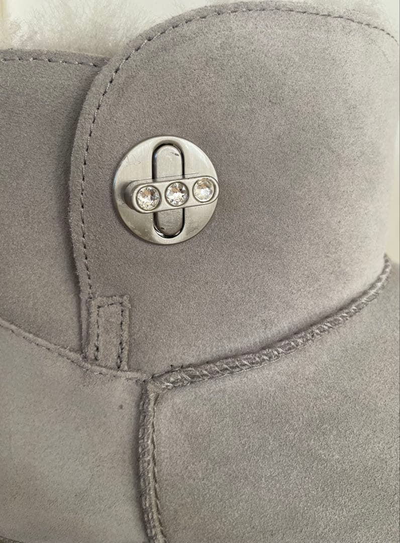美品UGGムートンブーツ グレー7 スワロフスキーWOTERRESISTANT