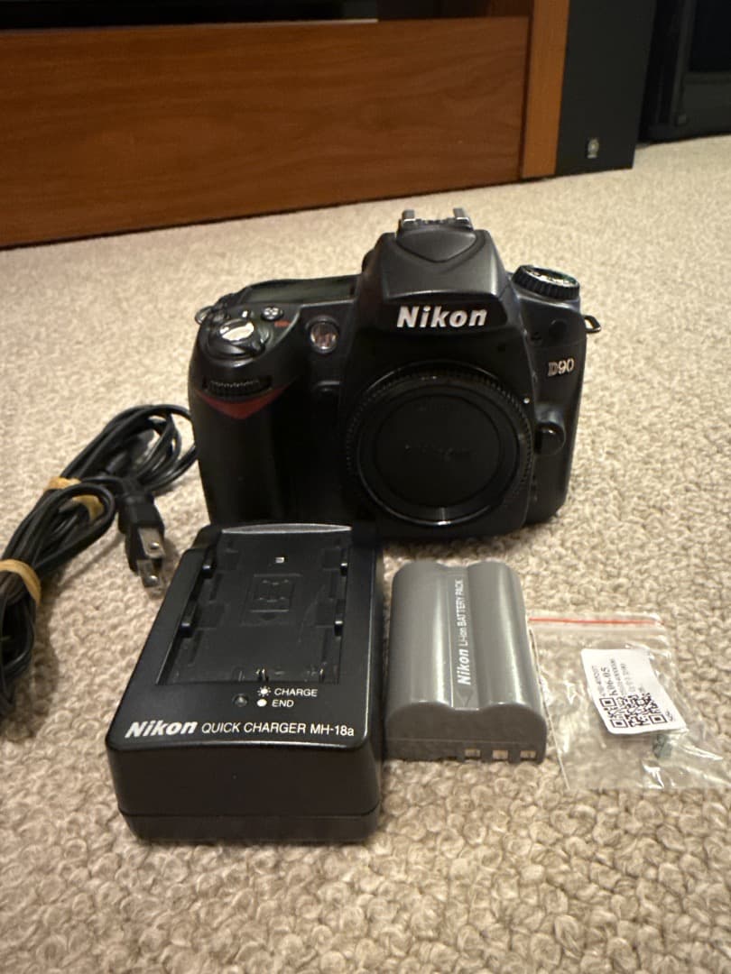 ニコン D90 ジャンク（シャッター固着）修理用パーツ付／バッテリー・充電器付き If you hear a 