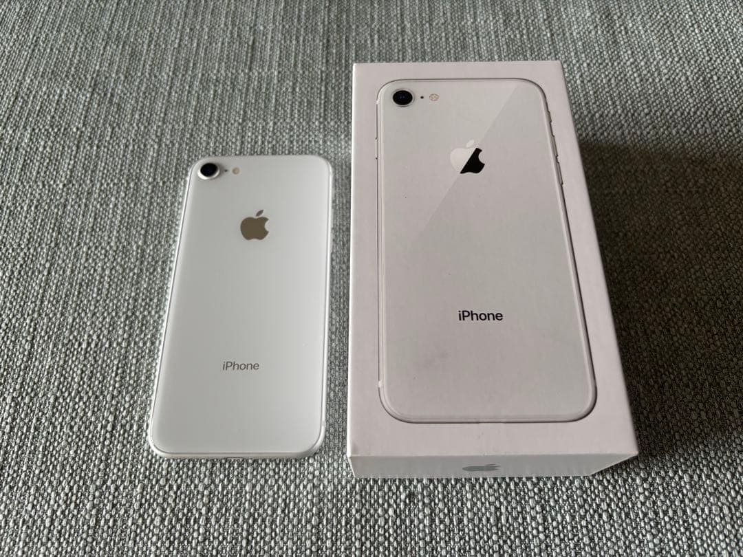美品 iPhone8 アイフォン8 シルバー 64GB SIMフリー 純正BOXの通販はau