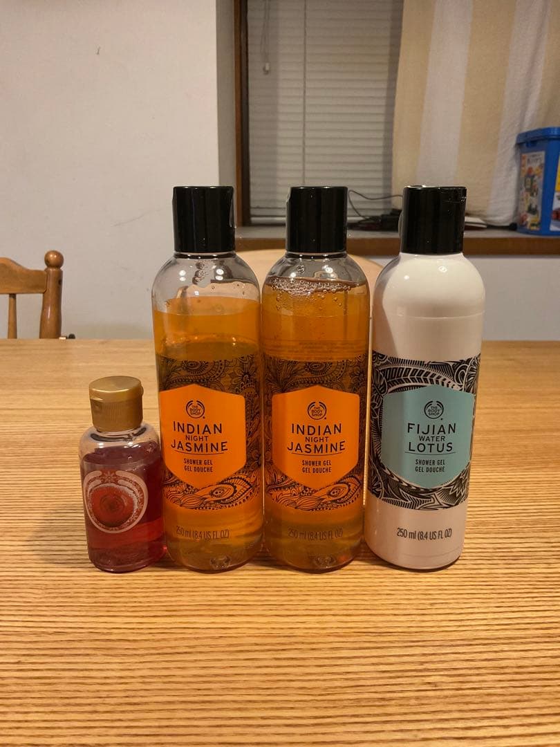 インディアンナイトジャスミン　フィジアンウォーターロータス　シャワージェル ザボディショップ / インディアンナイトジャスミン シャワージェルの