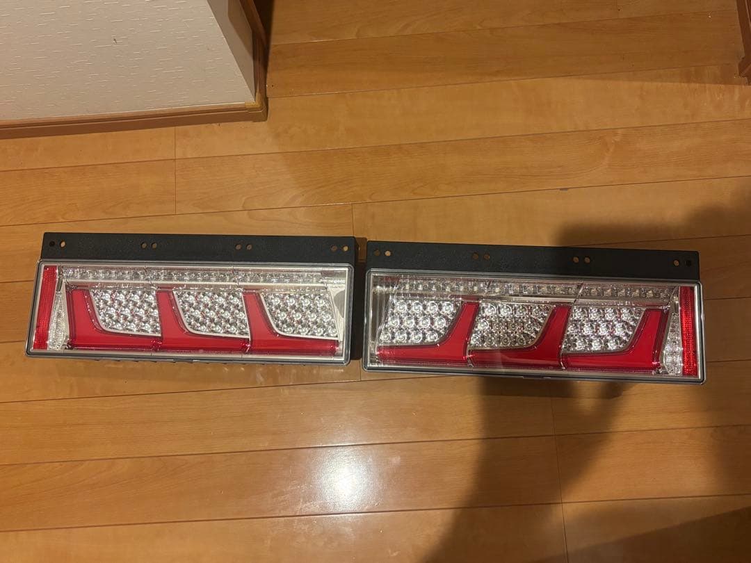 koito 3連 リアコンビネーションランプ 左右セット ISUZU 新車外し koito 3連 リアコンビネーションランプ 左右セット ISUZU 新車外し
