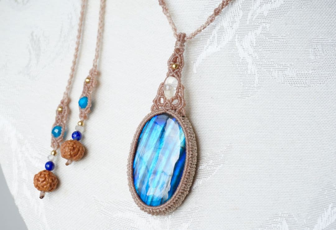 《鮮烈な青》ラブラドライト　レインボームーンストーン　マクラメ　ネックレス