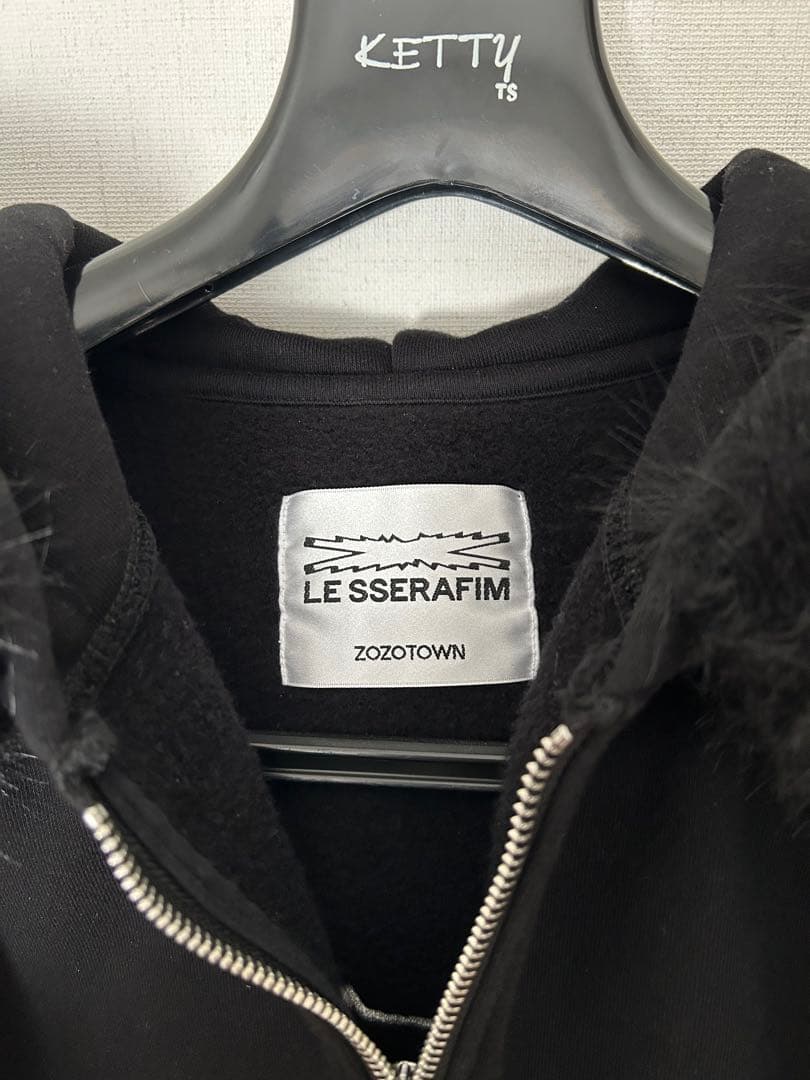 LE SSERAFIM×ZOZOTOWNファージップアップフーディー黒 Sサイズ - メルカリ