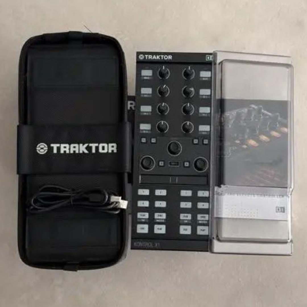 TRAKTOR KONTROL X1 mk2（専用ケースとカバー付き）② Native Instruments Traktor Modular Bag for X1 MK2, X1 MK3, F1, and