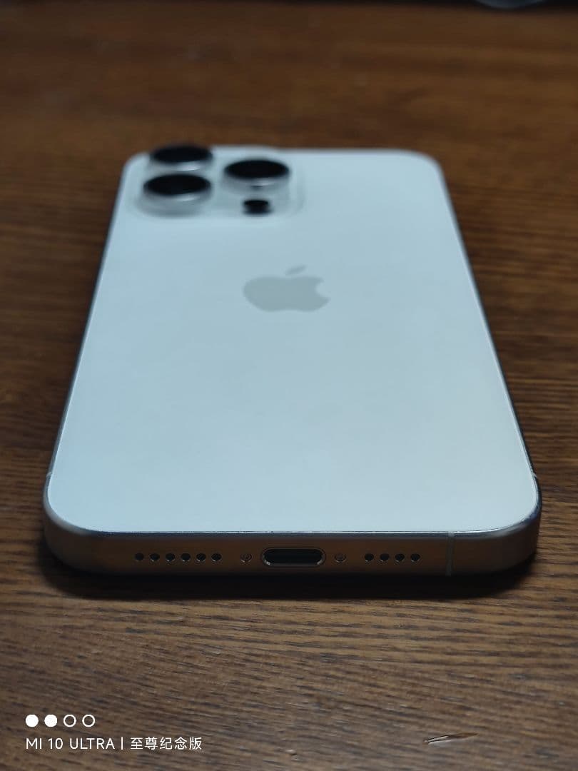 傷ありApple iPhone 15 Pro Max ホワイトチタニウム本体のみ - メルカリ