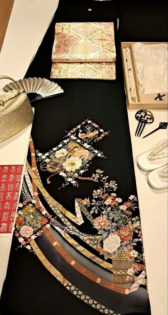 美品❇️豪華黒留袖　金彩刺繍　暈し染め 鳳凰楽器花籠文　比翼仕立て　フルセット 全国往復送料無料】フルセットレンタル 留袖【1034 華紋に鳳凰(総刺繍