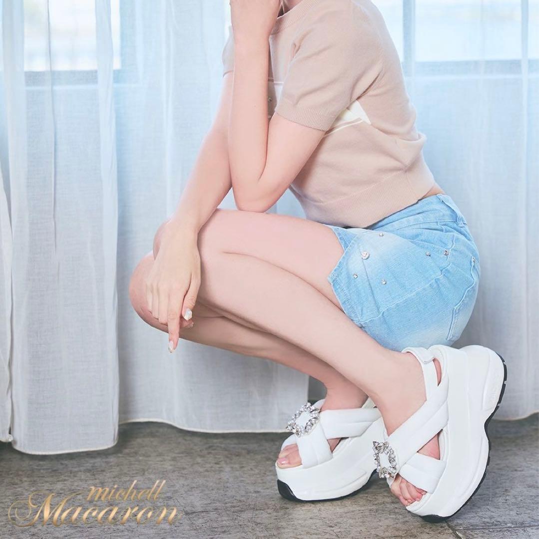 新品未使用】♡ミシェルマカロン♡ビジュー厚底サンダル - メルカリ