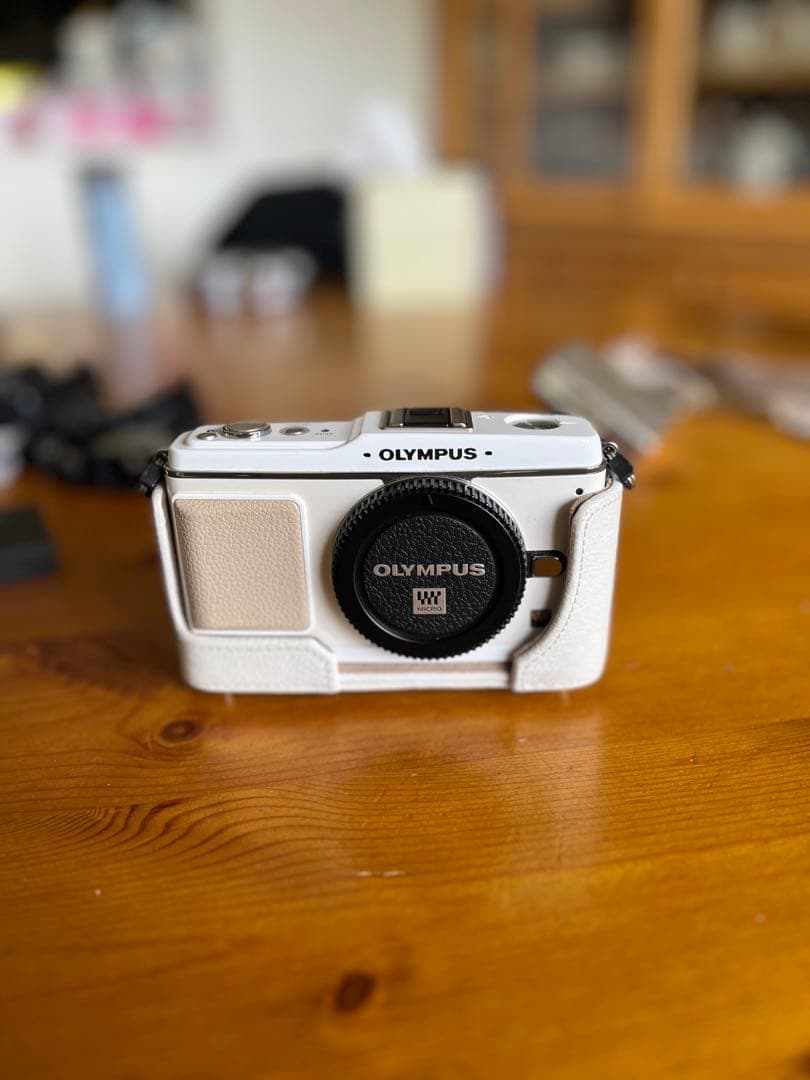 OLYMPUS E-P1ミラーレス一眼カメラ ホワイト