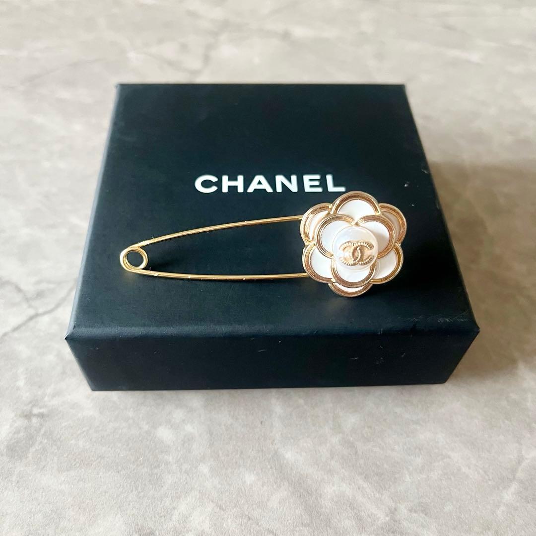 CCロゴカメリアブローチ ココマーク - メルカリ