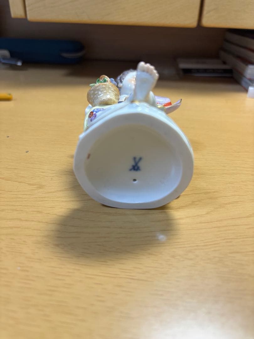 マイセン 花かごを持つ女性