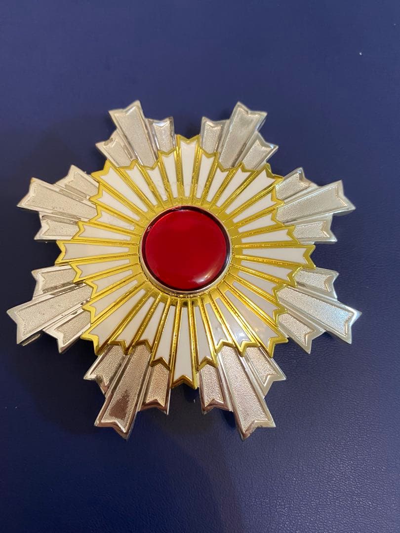 日本勲章 大日本帝国 勲二等旭日章 勲章 日本陸海軍 レブリカ Amazon.co.jp: 勲二等旭日章 勲章 精密複製 日本陸海軍 大日本帝国