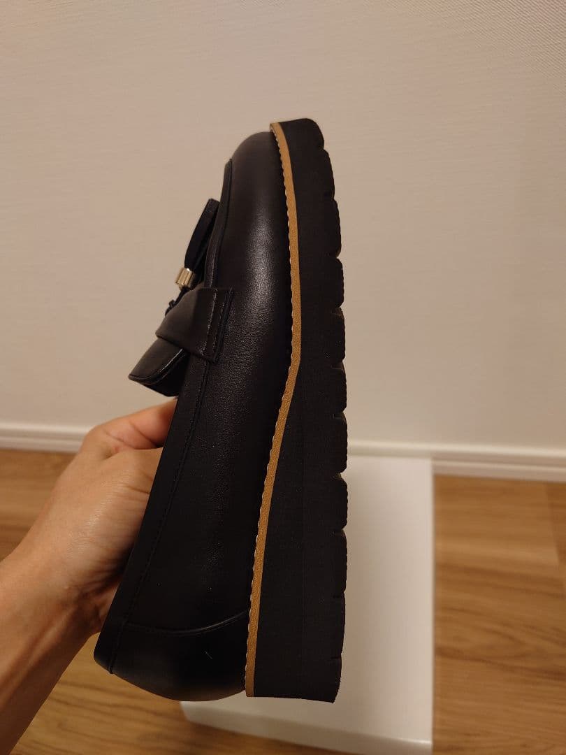 【美品】DIANA タッセル付き黒レザー厚底ローファー 22.0cm