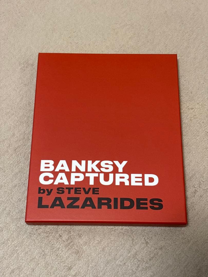 アート・デザイン・音楽 BANKSY CAPTURED by STEVE LAZARIDES 覆面アーティスト・バンクシー本人をとらえた作品集が数量限定で発売