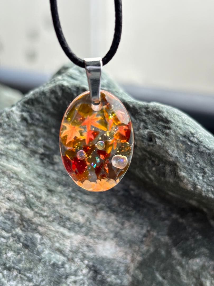 レジンネックレスNo.1185 もみじと黒猫 ねこ 紅葉 秋 琉球ガラス 赤 朱