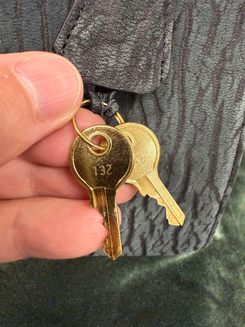 ☆未使用級☆ JRA認定 アザラシ本革 ハンドバッグ 鍵付き 高級感漂う