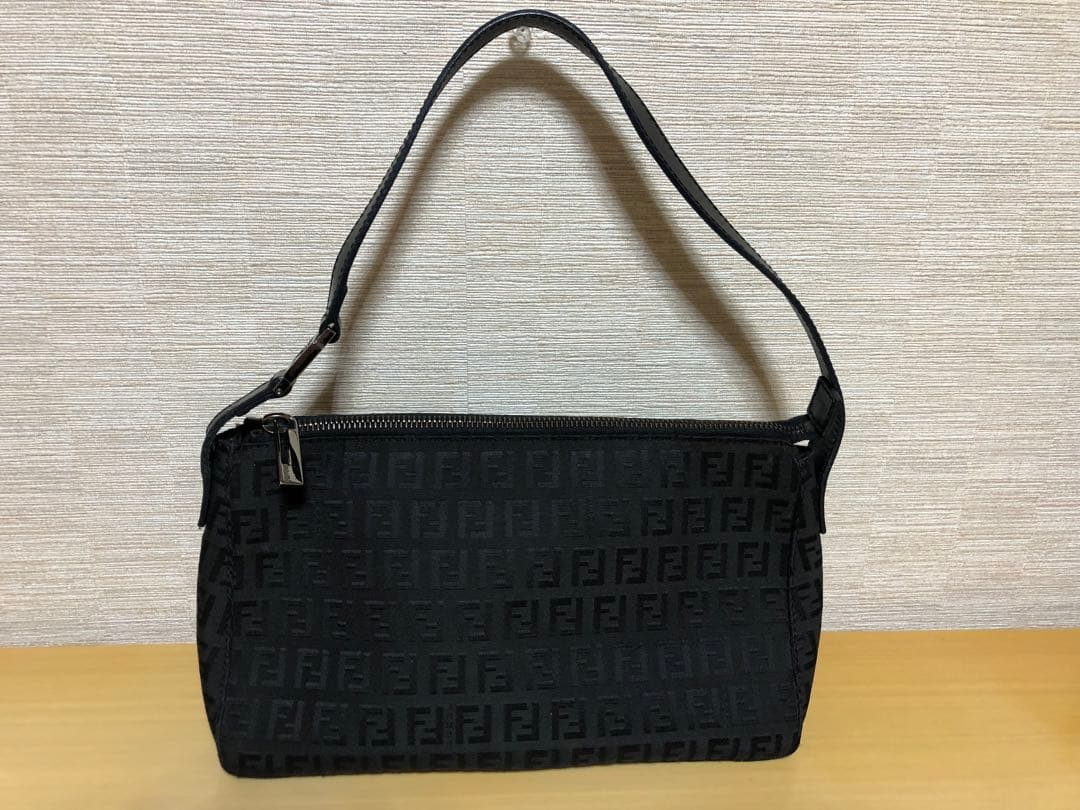 FENDI フェンディ ズッカ柄 ワンショルダーバッグ　アクセサリーポーチ FENDI（フェンディ） ズッカ柄 ショルダーバッグ ワンショルダー