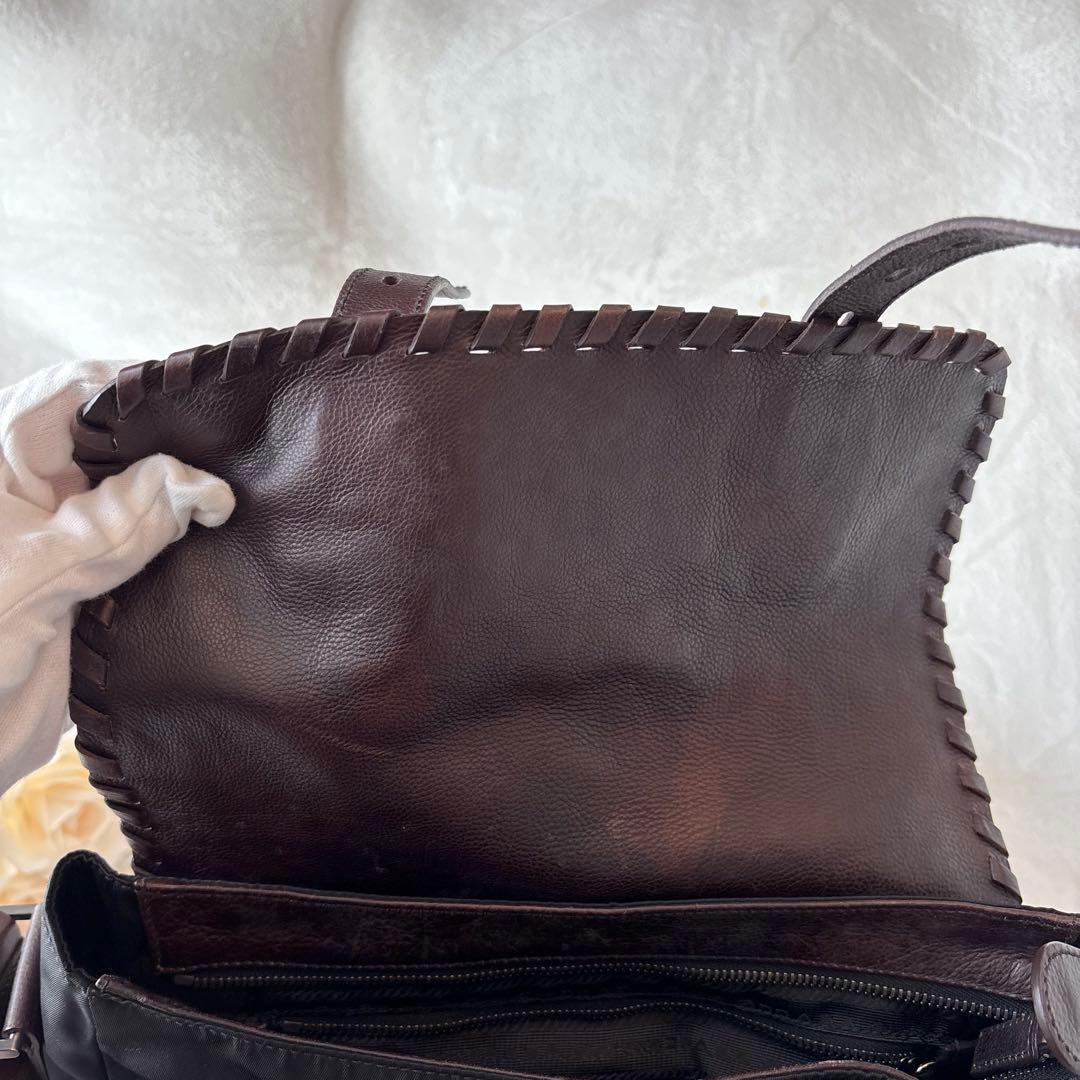 プラダ ショルダーバッグ メッセンジャーバッグ 大容量エンボスロゴ 鞄