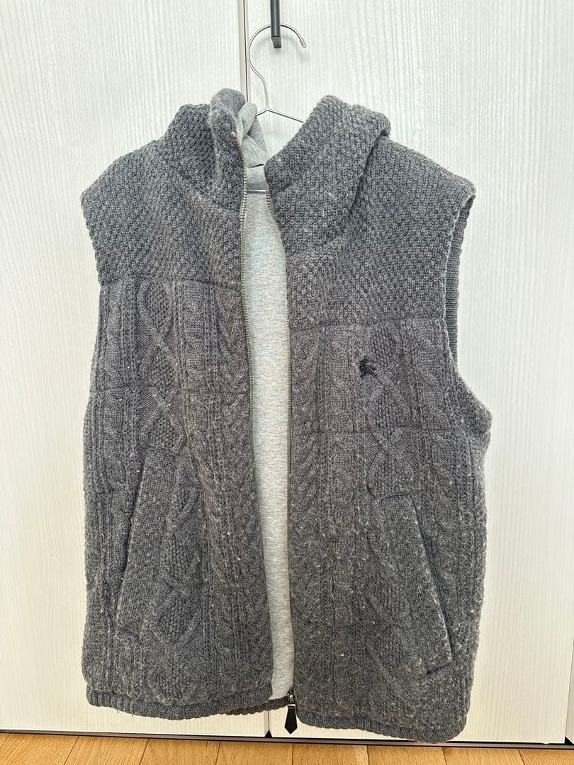 バーバリーブラックレーベル ニットベストグレー中綿入フーディー刺繍入