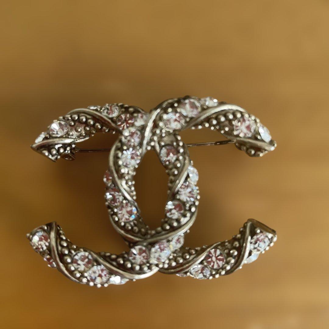 CHANEL CCロゴ ブローチ シルバー ピンク - メルカリ