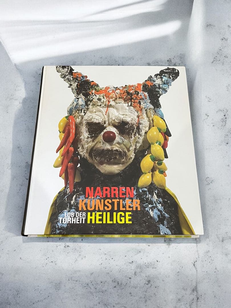 【アート写真集】Narren Künstler Heilige｜ドイツ 現代美術 何かを見据える少女の絵、奈良美智の《Midnight Tears》──今月の