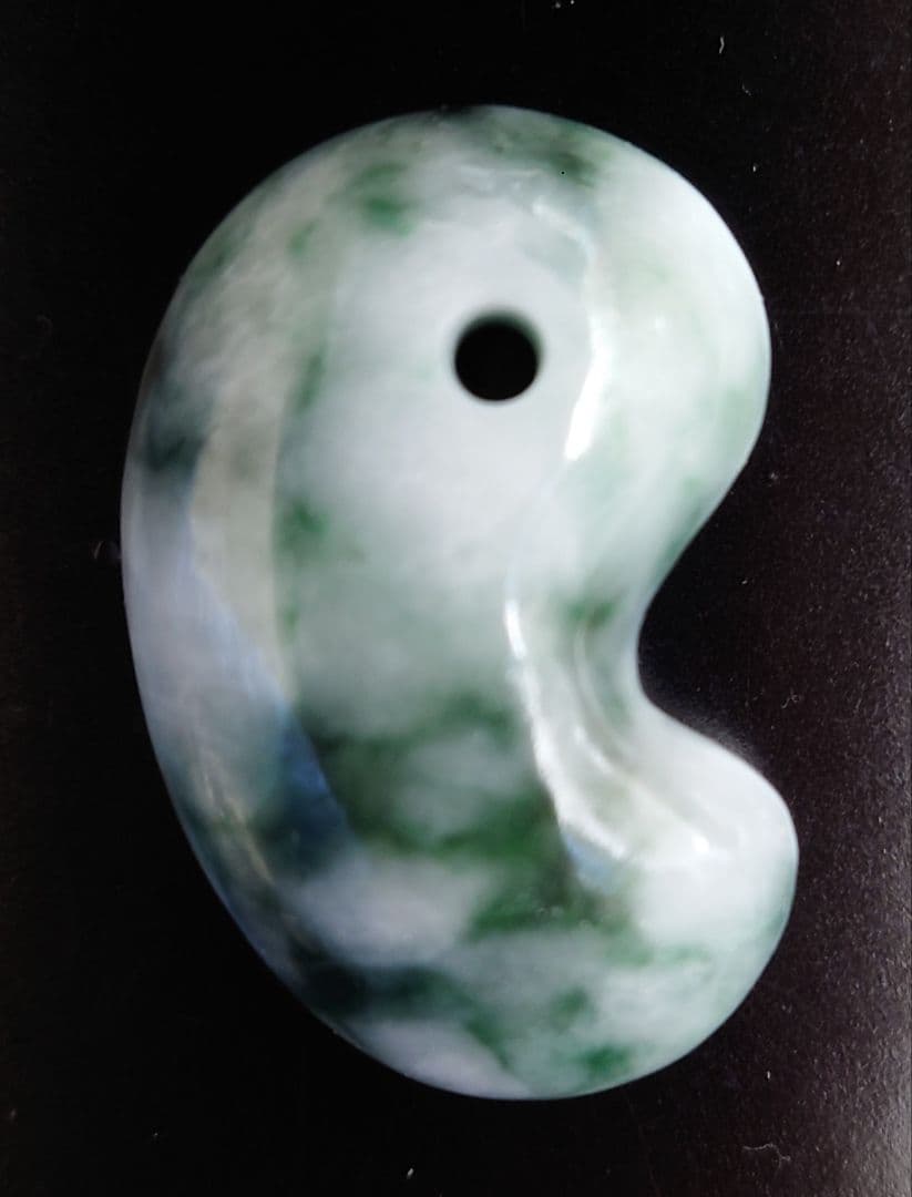 【セール】糸魚川翡翠　勾玉 プレミアム・アイスジェイド・艶美麗】（プレミアム淡緑色ヒスイ