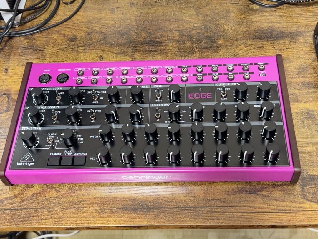 BEHRINGER EDGE セミモジュラー シンセサイザー