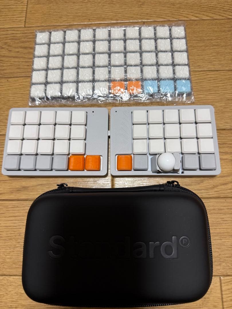 conductor 分割型キーボード キーキャップ+ケース付き 分割キーボードconductorに、刻印入りキーキャップ「ゆcaps」を装着