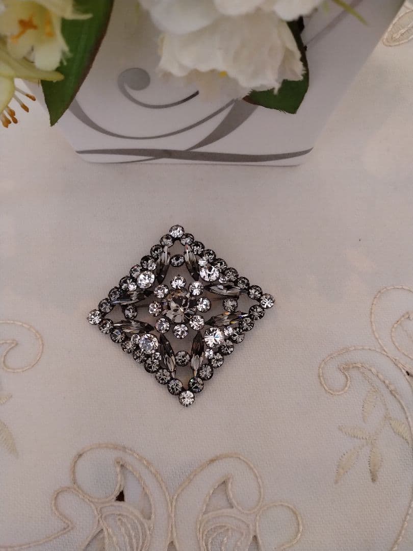 FOXEY ブローチ ひし形 キラキラ