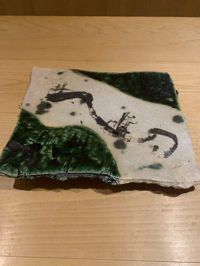 【極希少】鈴木大弓 × 山口真人 コラボ作品 織部絵皿（角皿）本物保証 完品 石川県金沢市で作陶されている九谷焼作家山本恭代さんの色絵梅枝扇形皿