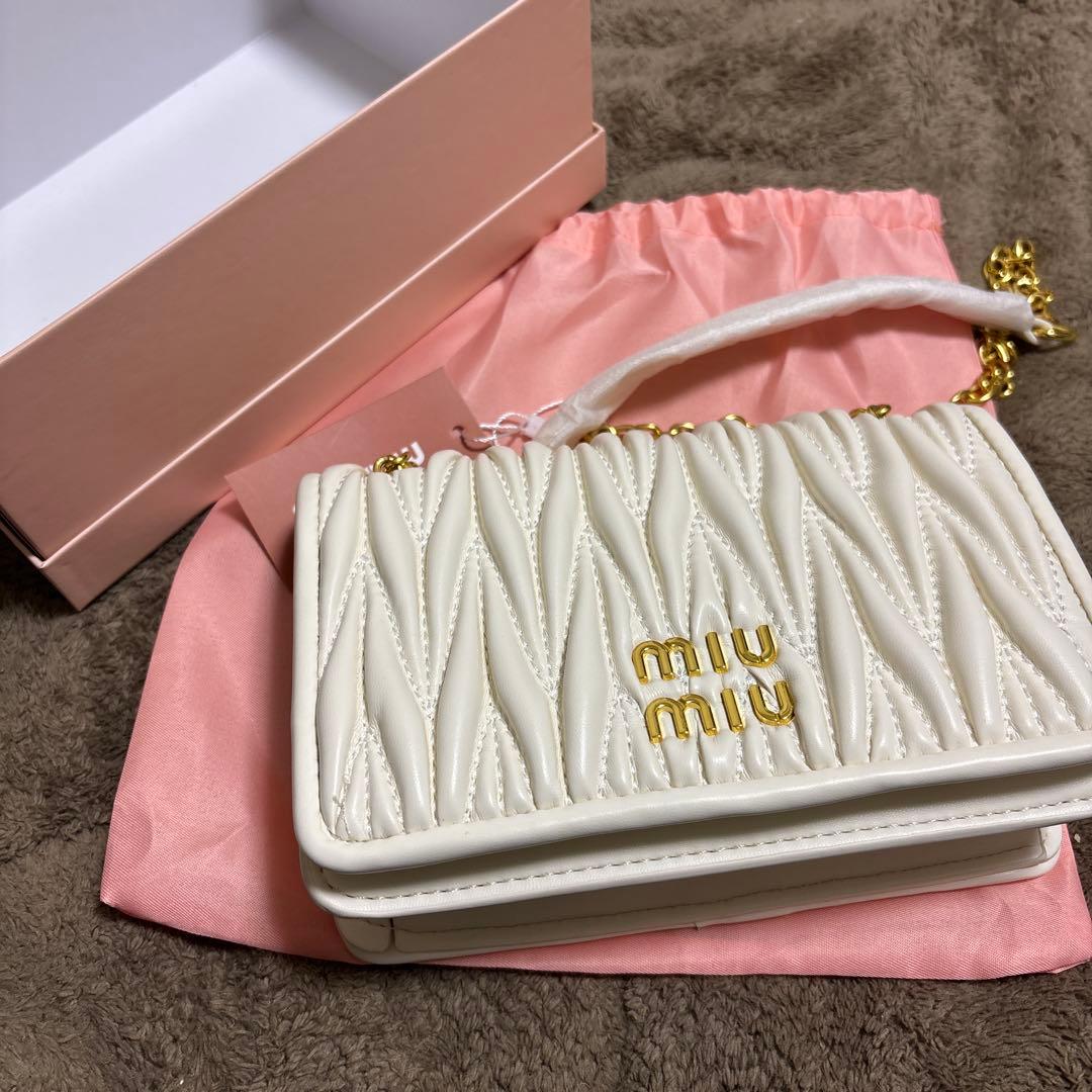miu miu ホワイト ショルダーバッグ miu miu（ミュウミュウ） ショルダーバッグ マテラッセレザー