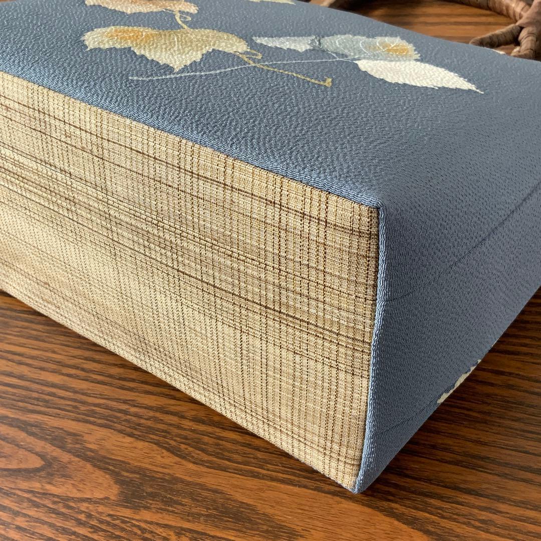 鬼しぼ縮緬 薄縹色に手描きの葉文 リメイク 胡桃皮ハンドルバッグ 浅型