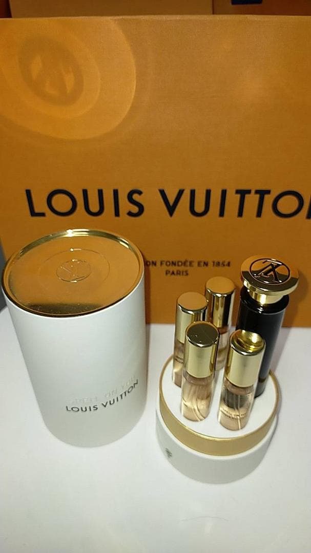 新品 ルイヴィトン　スペルオンユー　オードパルファム　トラベルスプレー　香水 ルイ・ヴィトンからエピ・レザーのトラベルケース付き「スペル オン