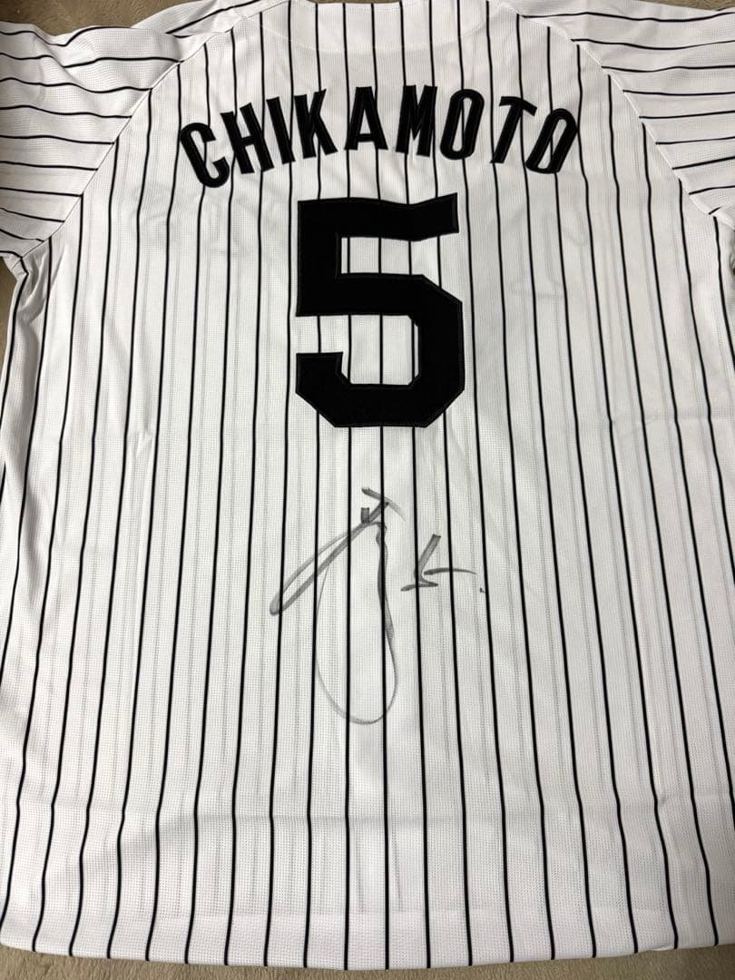 阪神タイガース近本光司選手直筆サインユニフォーム90周年 Oサイズ写真