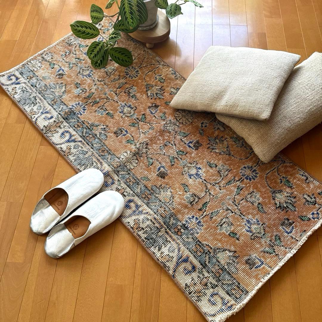 56×120ペールオレンジ 青い花 ボタニカル トルコヴィンテージラグ