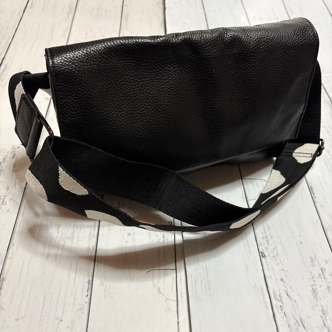 【美品】ear PAPILLONNER ワイドテープ ショルダーバッグ ブラック ear PAPILLONNER（イア パピヨネ） ショルダーバッグ バッグ 「本革