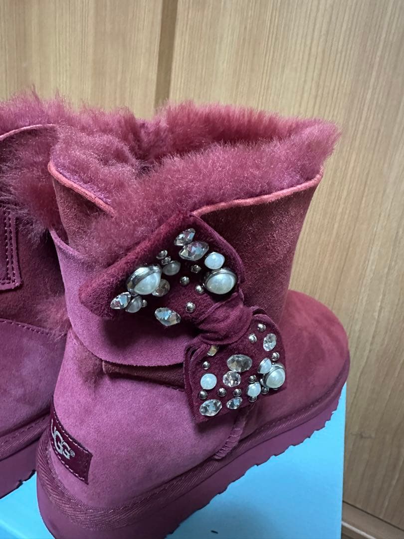 UGG バーガンディ ムートンブーツ リボン付き 美品 - メルカリ