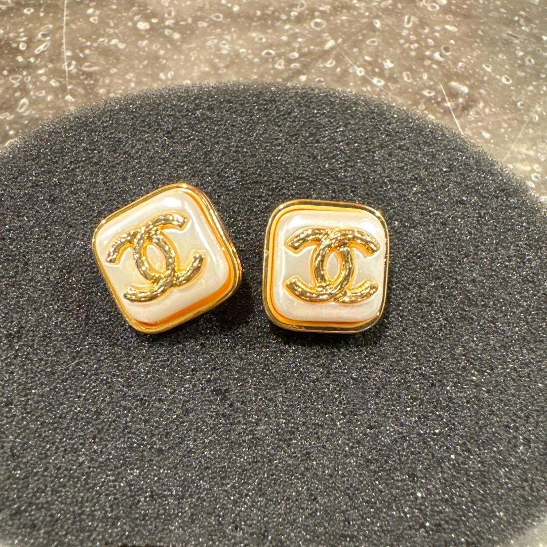 CHANEL スクエア型ピアス♡ノベルティ - メルカリ