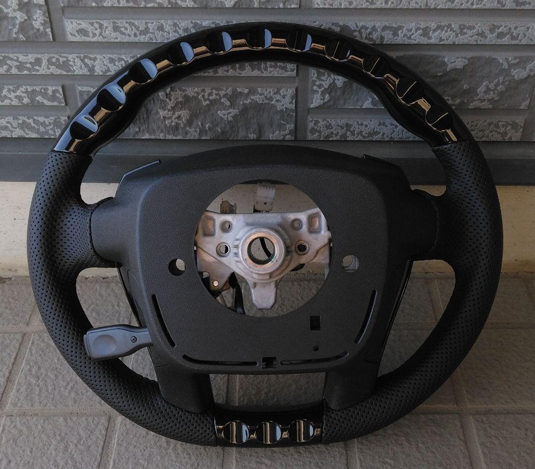 トヨタ アクア NHP10 社外ハンドル ピアノブラック パンチングレザー