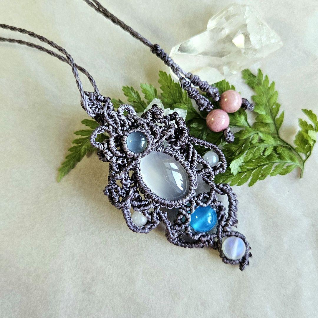 マクラメネックレス☆ホワイトカルセドニー×シーブルーカルセドニー