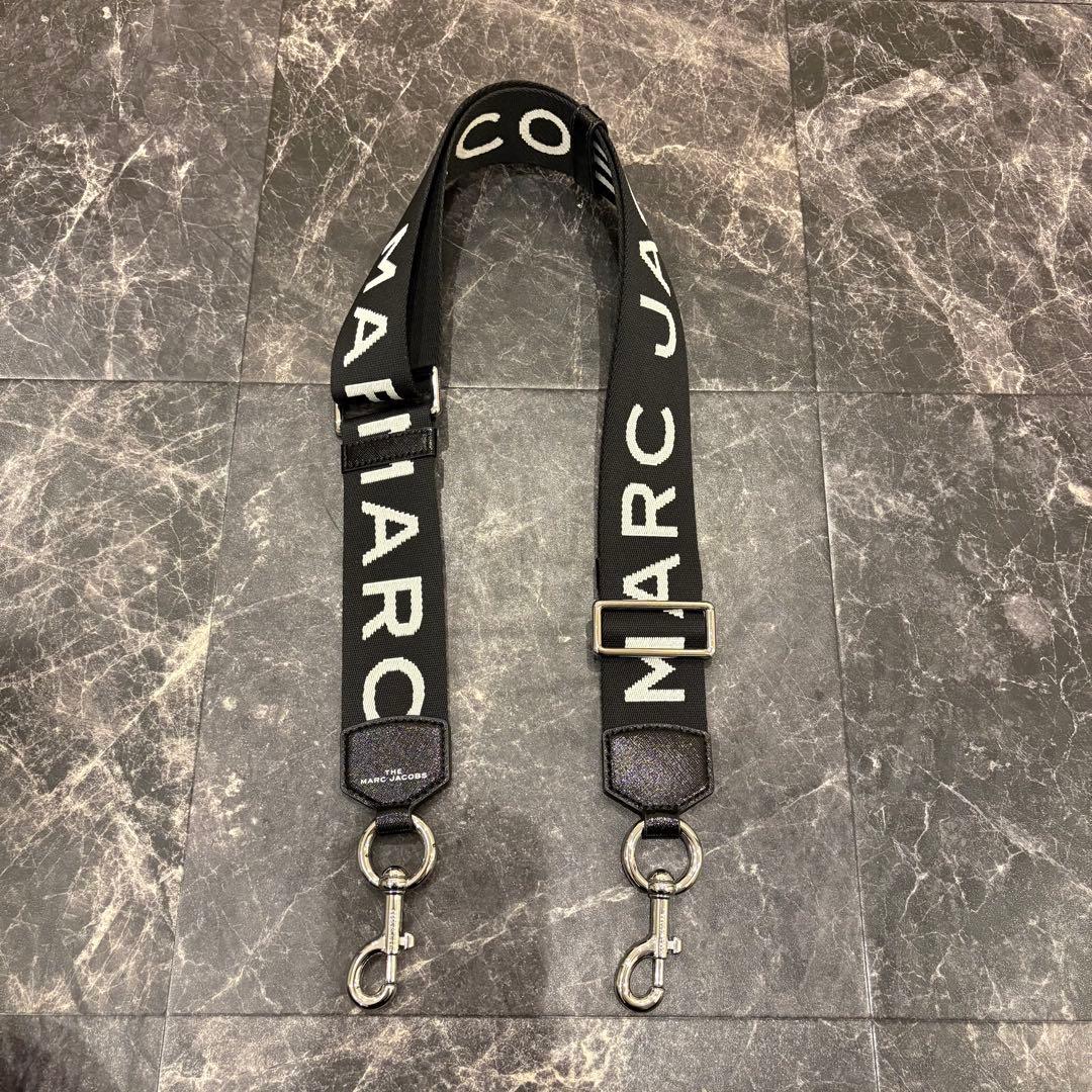 ⭐︎ 新品未使用 ⭐︎ MARC JACOBS ザ アウトライン ロゴ ストラップ MARC JACOBS(マーク ジェイコブス)｜【公式】THE OUTLINE LOGO STRAP