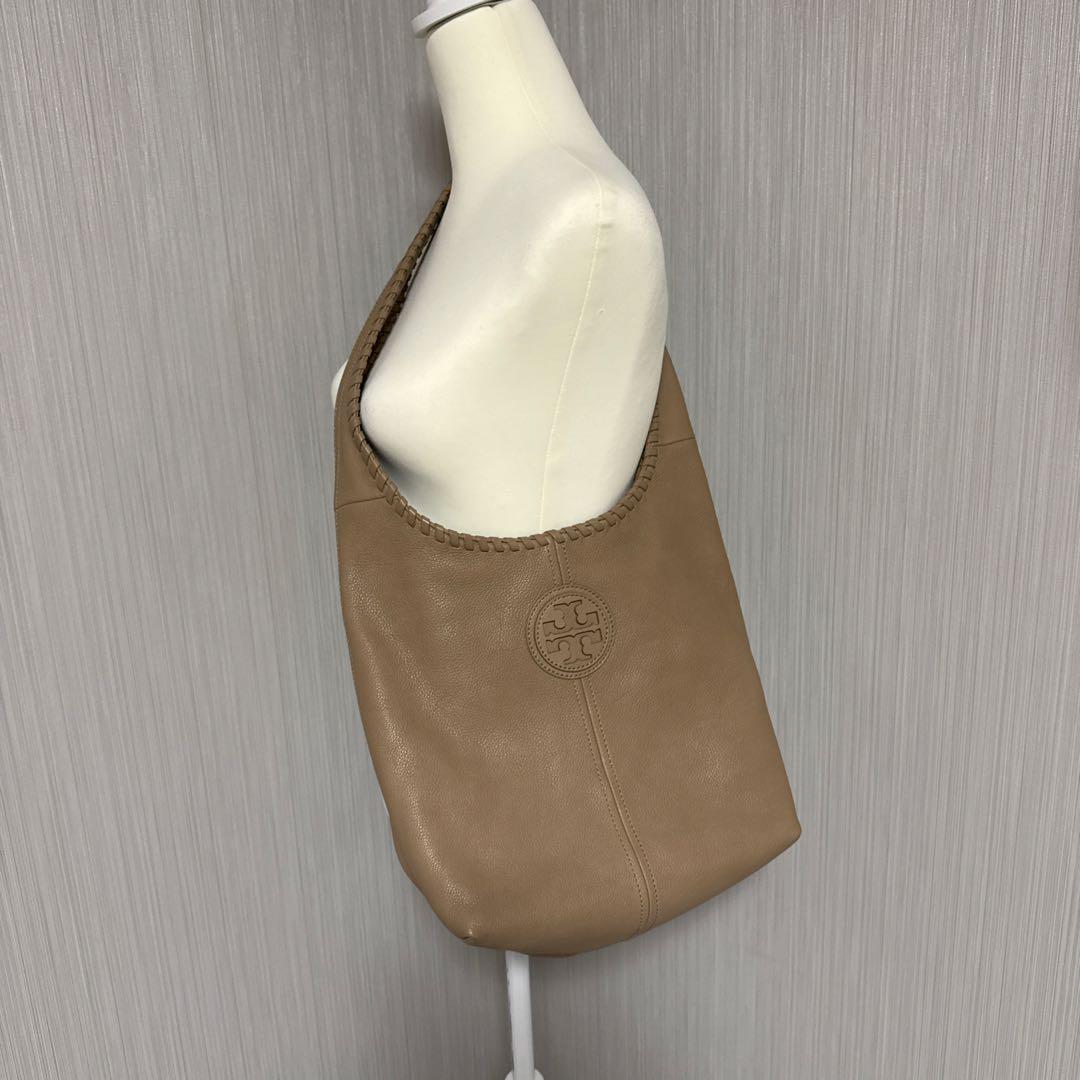 トリーバーチ マリオン ホーボーバッグ ロゴ レザー ベージュ - メルカリ