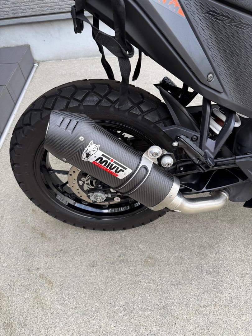 KTM390アドベンチャー　MIVV カーボンファイバー スリップオンマフラー Mivv KTM 390 Adventure 20-24 スリップオン OVAL カーボン/カーボンエンド