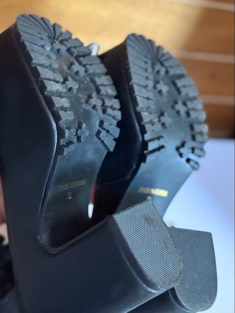 pium ボリュームリボンフリルベルトサンダル ブラック×ピンク S