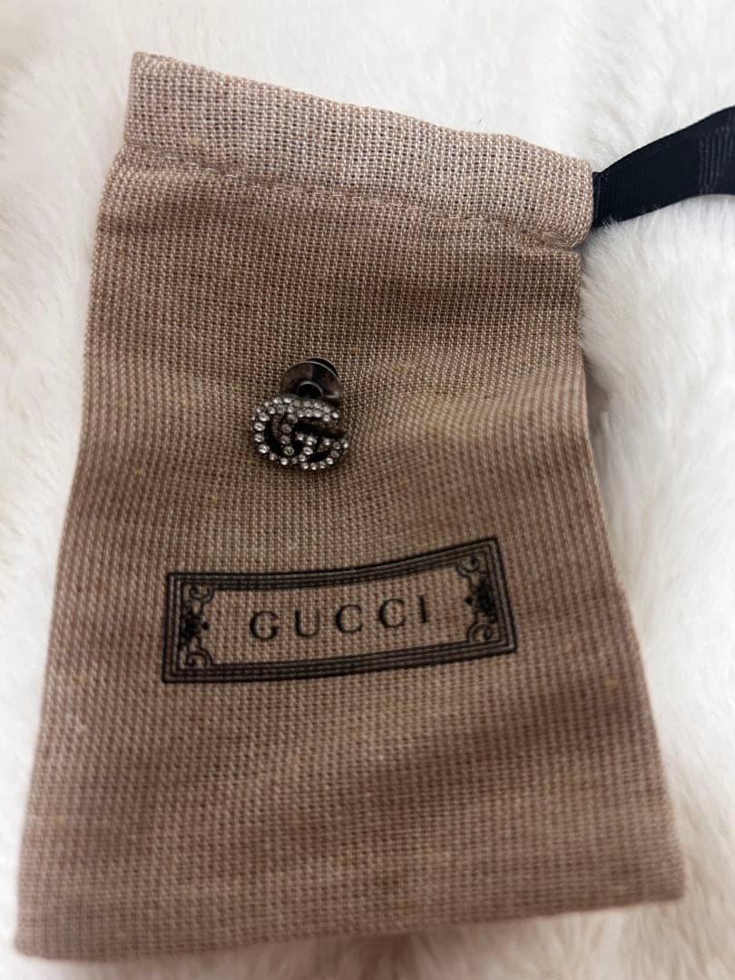 新品同様 GUCCI ダブルGロゴ ピンブローチの通販はau PAY マーケット