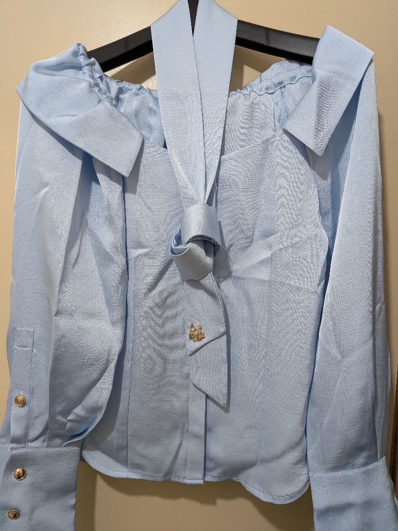 新品 ポローラ ボウタイmany wayオフショルサテンブラウス - メルカリ