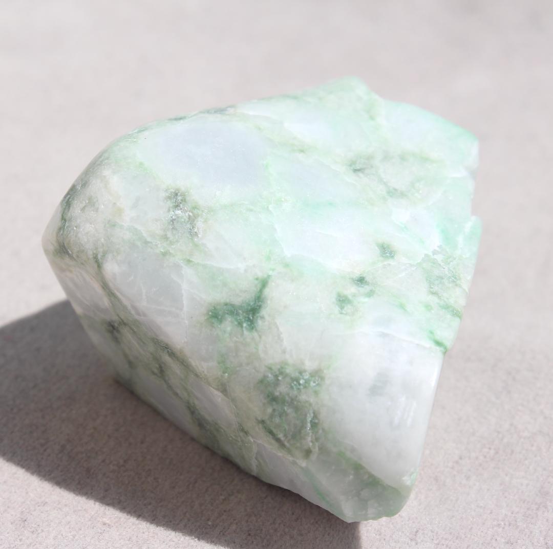 ［品のある白緑］糸魚川翡翠 圧砕系 原石 112.1g