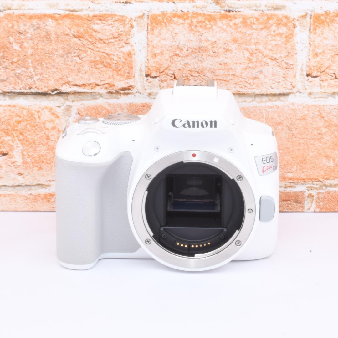 ホワイトカラー✨Canon Kiss X10✨単焦点レンズ✨Wi-Fi機能 - メルカリ