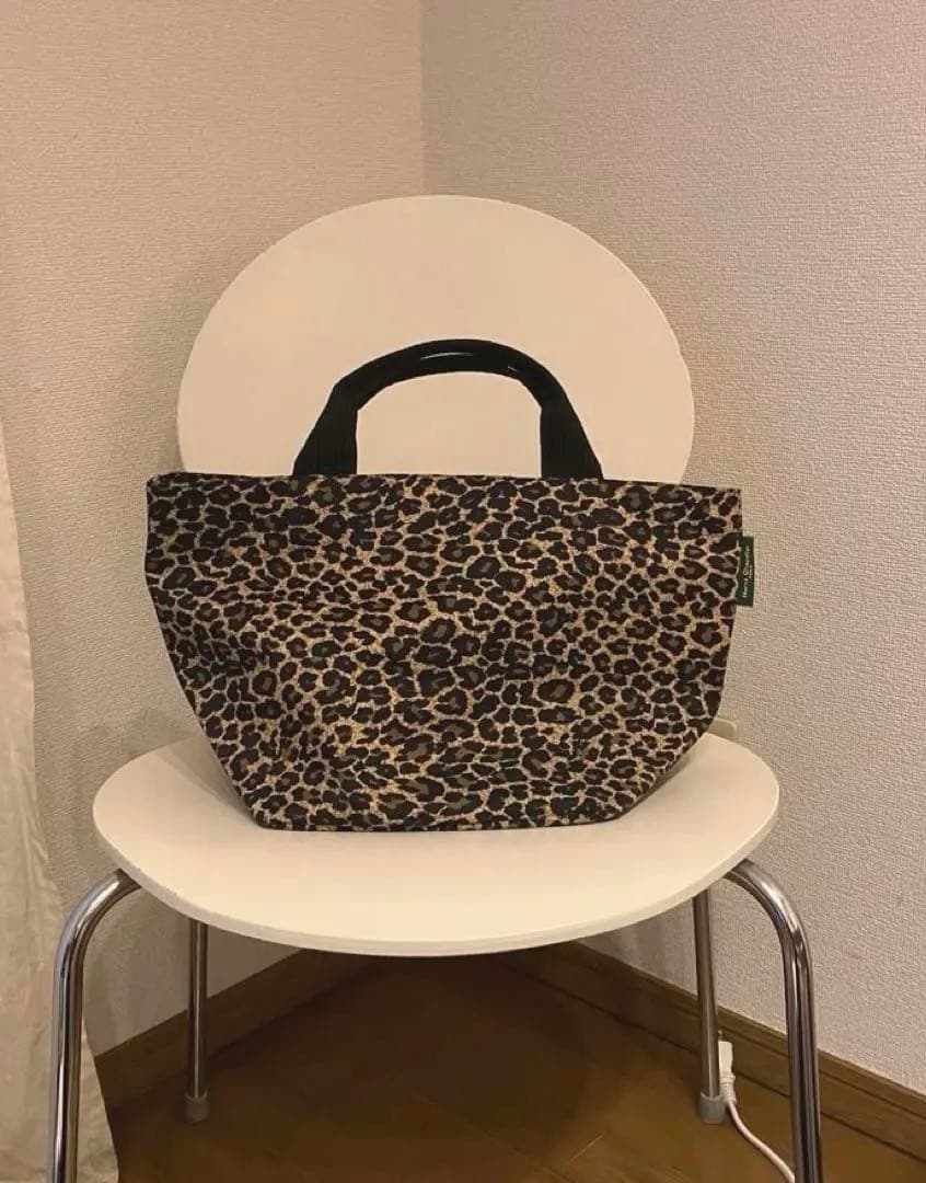 Hervé Chapelier PARIS バッグ She walks through Paris with an effortless, quiet confidence